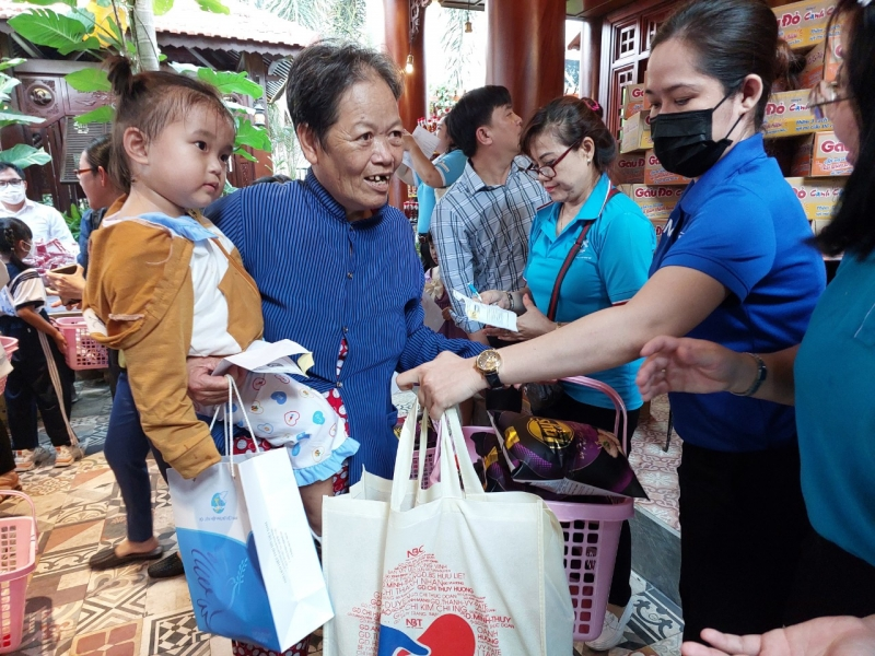 Tặng quà Tết cho nữ công nhân không có điều kiện về quê (15/1/2023)